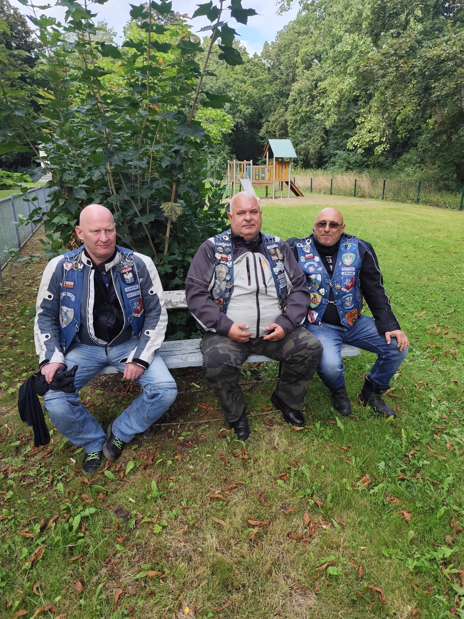Motocykliści Blue Knights Poland VI podczas postoju na trasie