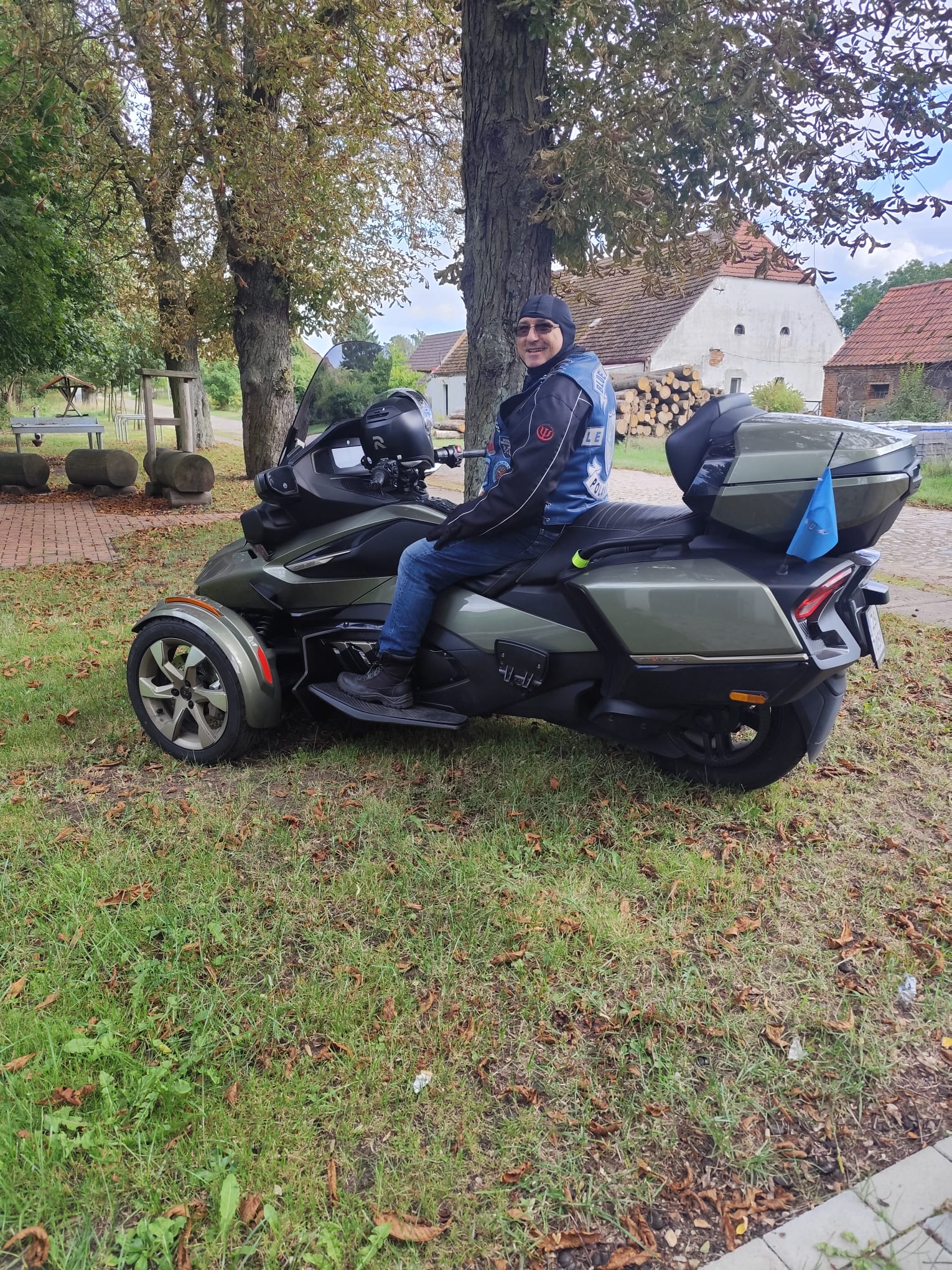 Motocyklista Blue Knights Poland VI na trójkołowcu podczas postoju