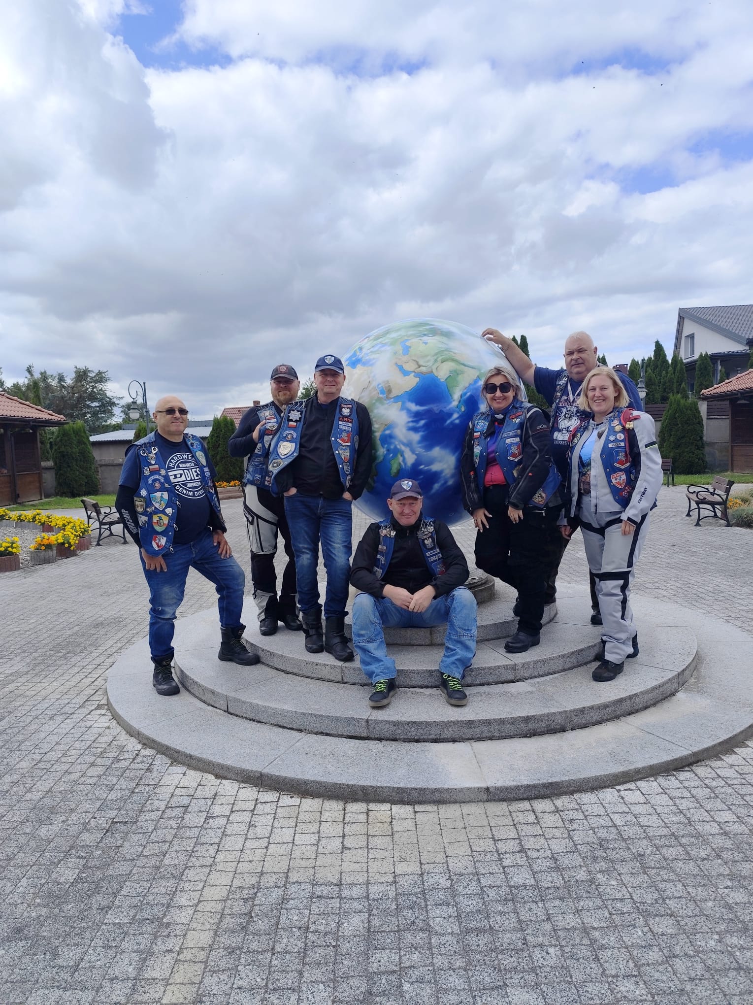 Uczestnicy wycieczki motocyklowej Blue Knights Poland VI w Nowym Warpnie