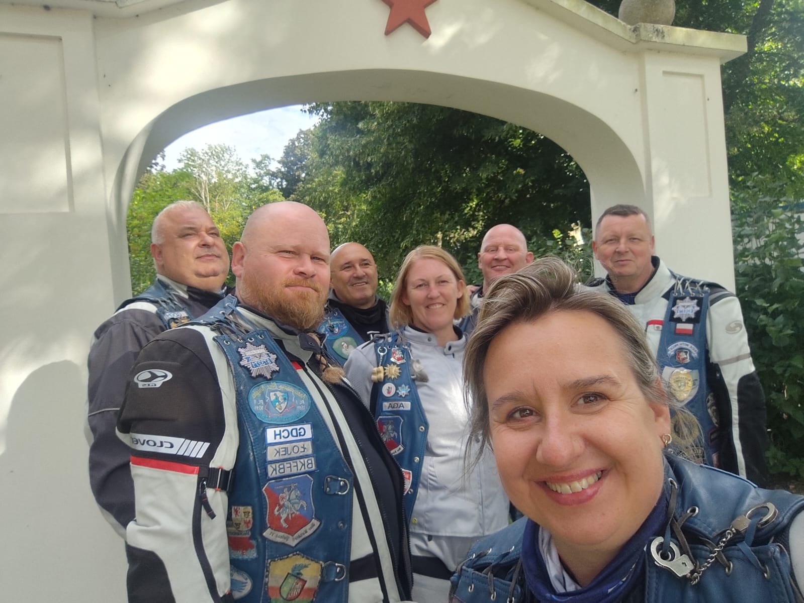 Wspólne zdjęcie uczestników spontanicznej lotki Blue Knights Poland VI